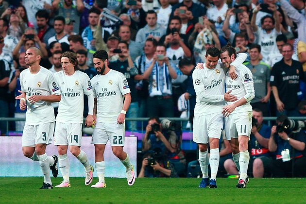 MADRID, SPAIN - MAY 04:  Gareth Bale of Real Madrid is congratulated by teammate Ronaldo after scoring the opening goal during the UEFA Champions League semi final, second leg match between Real Madrid and Manchester City FC at Estadio Santiago Bernabeu on May 4, 2016 in Madrid, Spain.  (Photo by Gonzalo Arroyo Moreno/Getty Images)