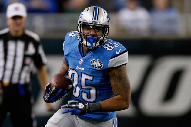 DETROIT, MI - DECEMBER 07: Eric Ebron #85 of the Detroit Lions looks for an opening up field while playing the Tampa Bay Buccaneers at Ford Field on December 07, 2014 in Detroit, Michigan. Detroit won the game 34-17. (Photo by Gregory Shamus/Getty Images)