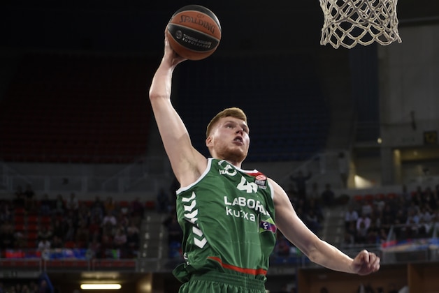 Laboral Kutxa's Latvian forward Davis Bertans (R) vies with Panathinaikos' US forward Vince Hunter (L) during the Euroleague group basketball playoff match Laboral Kutxa Vitoria Gasteiz vs Panathinaikos Athens at the Fernando Buesa Arena in Vitoria-Gasteiz on April 13, 2016. / AFP / ANDER GILLENEA        (Photo credit should read ANDER GILLENEA/AFP/Getty Images)