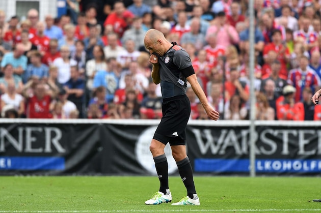Bayern Munich 's Dutch midfielder Arjen Robben leaves injured the pitch during a friendly football match between Bundesliga clubs SV Lippstadt and FC Bayern Munich in Lippstadt western Germany, on July 16, 2016 . / AFP / PATRIK STOLLARZ        (Photo credit should read PATRIK STOLLARZ/AFP/Getty Images)