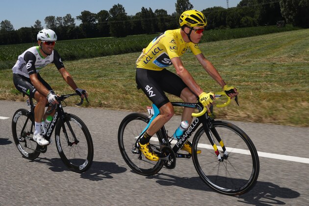 MONTELIMAR, FRANCE - JULY 16:  Chris Froome (R) of Great Britain and Team Dimension Data tracked by eventual stage winner Mark Cavendish (L) of Great Britain and Team Dimension Data durng the 208.5 km stage fourteen of Le Tour de France from Montelimar to Villars-les-Dombes Parc des Oiseaux on July 16, 2016 in Montelimar, France.  (Photo by Michael Steele/Getty Images)