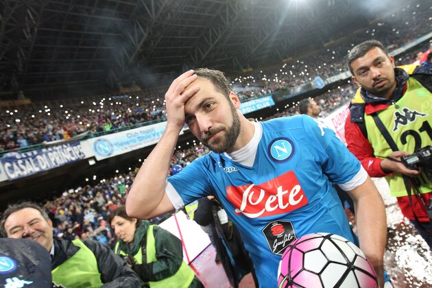 Napoli's Argentinian-French forward Gonzalo Higuain celebrates at the end of the Italian Serie A football match SSC Napoli vs Frosinone Calcio on May 14 2016 at the San Paolo stadium in Naples. / AFP / CARLO HERMANN        (Photo credit should read CARLO HERMANN/AFP/Getty Images)