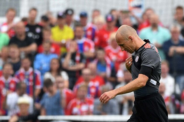 Bayern Munich 's Dutch midfielder Arjen Robben leaves injured the pitch during a friendly football match between Bundesliga clubs SV Lippstadt and FC Bayern Munich in Lippstadt western Germany, on July 16, 2016 . / AFP / PATRIK STOLLARZ        (Photo credit should read PATRIK STOLLARZ/AFP/Getty Images)