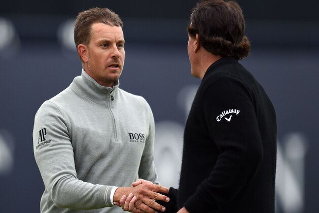 US golfer Phil Mickelson (R) and Sweden's Henrik Stenson shakes hands on the 18th green after their third rounds on day three of the 2016 British Open Golf Championship at Royal Troon in Scotland on July 16, 2016.
Sweden's Henrik Stenson leads the British Open by a single shot from Phil Mickelson after the third round following his superb 68 on Saturday. Stenson, bidding to win his first major at the age of 40, had five birdies and two bogeys in his three-under-par round to move to 12-under for the championship.
 / AFP / GLYN KIRK / RESTRICTED TO EDITORIAL USE        (Photo credit should read GLYN KIRK/AFP/Getty Images)