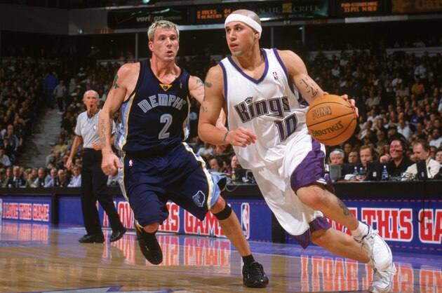 SACRAMENTO, CA - NOVEMBER 1:  Mike Bibby #10 of the Sacramento Kings moves the ball against Jason Williams #2 of the Memphis Grizzlies during the game at Arco Arena on November 1, 2004 in Sacramento, California.  The Kings lost 105-107.  NOTE TO USER: User expressly acknowledges and agrees that, by downloading and/or using this Photograph, User is consenting to the terms and conditions of the Getty Images License Agreement.  (Photo by Rocky Widner/NBAE via Getty Images)