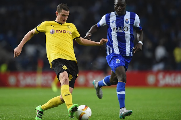 Dortmund's defender Matthias Ginter (L) vies with Porto's defender Silvestre Varela during the UEFA Europa League second-leg round of 16 FC Porto vs Borussia Dortmund football match at the Dragao stadium in Porto on February 25, 2016.     / AFP / FRANCISCO LEONG        (Photo credit should read FRANCISCO LEONG/AFP/Getty Images)