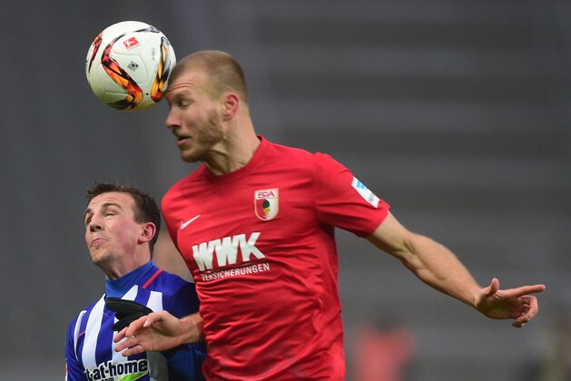 Hertha's Vladimir Darida (L) and Augsburg's Ragnar Klavan (R) vie during the German first division football Bundesliga match Hertha Berlin vs Augsburg in Berlin, on January 23, 2016. / AFP / John MACDOUGALL        (Photo credit should read JOHN MACDOUGALL/AFP/Getty Images)