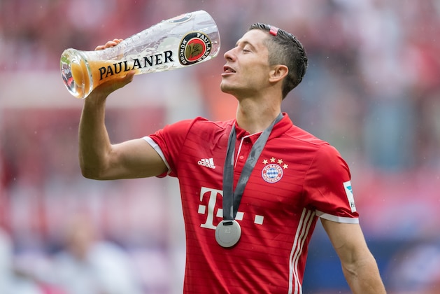 MUNICH, GERMANY - MAY 14:  Robert Lewandowski of Muenchen celebrate the Bundesliga championship while drinking beer after the Bundesliga match between FC Bayern Muenchen and Hannover 96 at Allianz Arena on May 14, 2016 in Munich, Germany.  (Photo by Boris Streubel/Getty Images)