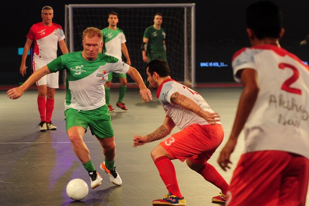 Bengaluru 5's Paul Scholes (2L) plays against the Kolkata 5's during their Premier Futsal Football League match in Chennai on July 16, 2016. / AFP / ARUN SANKAR        (Photo credit should read ARUN SANKAR/AFP/Getty Images)
