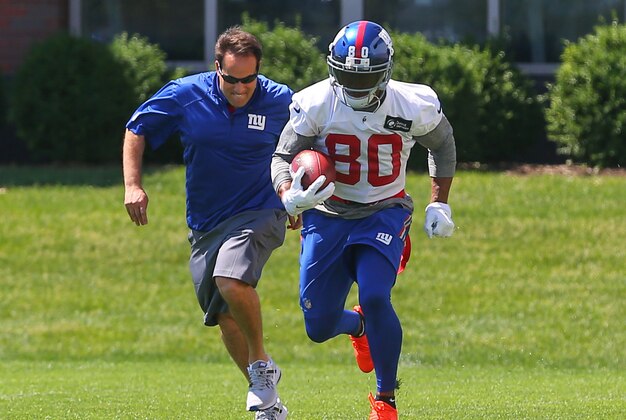 Jun 6, 2016; East Rutherford, NJ, USA; New York Giants wide receiver Victor Cruz (80) runs with the ball during organized team activities at Quest Diagnostics Training Center.  Mandatory Credit: Ed Mulholland-USA TODAY Sports