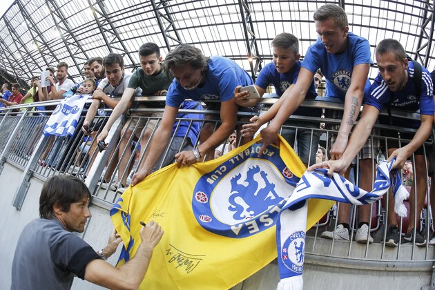 VELDEN, AUSTRIA - JULY 20:  Head coach Antonio Conte (L) of Chelsea gives an autograph to fans prior the international friendly match between WAC RZ Pellets and Chelsea F.C. at Worthersee Stadion on July 20, 2016 in Velden, Austria. (Photo by Srdjan Stevanovic/Getty Images)