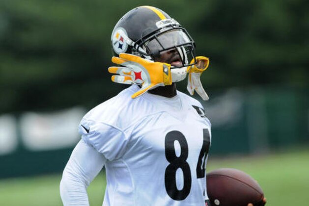 Pittsburgh Steelers wide receiver, Antonio Brown runs with the ball during NFL football minicamp in Pittsburgh, Wednesday, June 15, 2016 . (AP Photo/John Heller)
