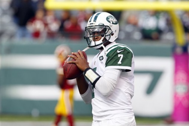New York Jets quarterback Geno Smith warms up prior to an NFL football game against the Washington Redskins, Sunday, Oct. 18, 2015, in East Rutherford, N.J. (AP Photo/Gary Hershorn)