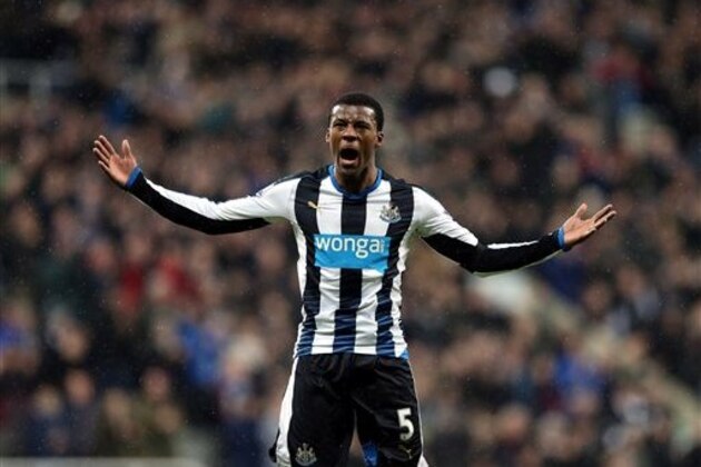 Newcastle United's Georginio Wijnaldum celebrates his goal during the English Premier League soccer match between Newcastle United and Manchester United at St James' Park, Newcastle, England, Tuesday, Jan. 12, 2015. (AP Photo/Scott Heppell)