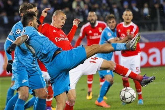 Zenit's Danny, left, and Benfica’s Victor Lindelof, 2. from left, fight for the ball during the Champions League League Round of 16 second leg soccer match between Zenit and Benfica at Petrovsky stadium in St.Petersburg, Russia, Wednesday, March 9, 2016. (AP Photo/Dmitri Lovetsky)