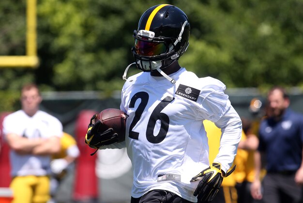 Jun 14, 2016; Pittsburgh, PA, USA; Pittsburgh Steelers running back Le'Veon Bell (26) performs drills during mini-camp at the UPMC Rooney Sports Complex. Mandatory Credit: Charles LeClaire-USA TODAY Sports