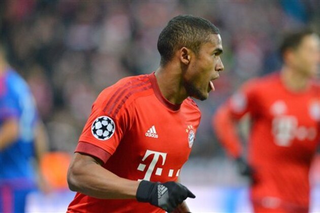 Bayern's Douglas Costa during the Champions League group F soccer match between FC Bayern Munich and Olympiakos in Munich, Germany, Tuesday, Nov. 24, 2015. (AP Photo/Kerstin Joensson)