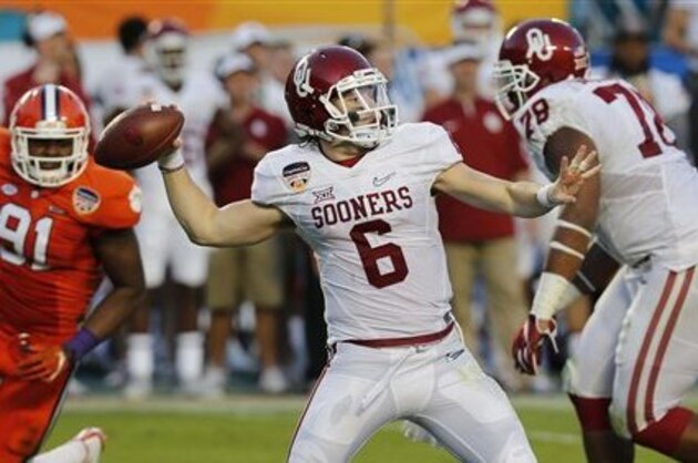 Oklahoma quarterback Baker Mayfield (6) looks to pass during the first half of the Orange Bowl NCAA college football semifinal playoff game against Clemson, Thursday, Dec. 31, 2015, in Miami Gardens, Fla.  (AP Photo/Joe Skipper)