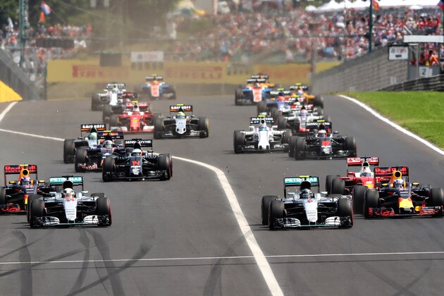 BUDAPEST, HUNGARY - JULY 24:  Lewis Hamilton of Great Britain driving the (44) Mercedes AMG Petronas F1 Team Mercedes F1 WO7 Mercedes PU106C Hybrid turbo, Nico Rosberg of Germany driving the (6) Mercedes AMG Petronas F1 Team Mercedes F1 WO7 Mercedes PU106C Hybrid turbo, Max Verstappen of the Netherlands driving the (33) Red Bull Racing Red Bull-TAG Heuer RB12 TAG Heuer and Daniel Ricciardo of Australia driving the (3) Red Bull Racing Red Bull-TAG Heuer RB12 TAG Heuer battle for position at the start during the Formula One Grand Prix of Hungary at Hungaroring on July 24, 2016 in Budapest, Hungary.  (Photo by Mark Thompson/Getty Images)