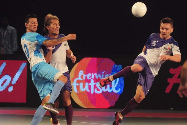 Kochi's Deives Moraes (R) Miguel Salgado (C) plays against Mumbai 5's Angellot during their Premier Futsal Football League match in Chennai on July 16, 2016. / AFP / ARUN SANKAR        (Photo credit should read ARUN SANKAR/AFP/Getty Images)