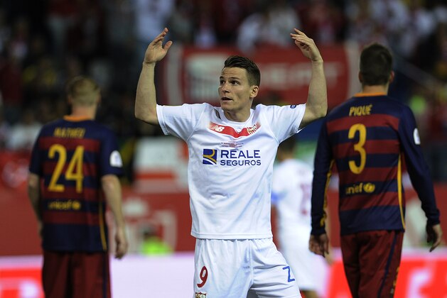 Sevilla's French forward Kevin Gameiro (C) gestures during the Spanish 'Copa del Rey' (King's Cup) final match FC Barcelona vs Sevilla FC at the Vicente Calderon stadium in Madrid on May 22, 2016. / AFP / CRISTINA QUICLER        (Photo credit should read CRISTINA QUICLER/AFP/Getty Images)