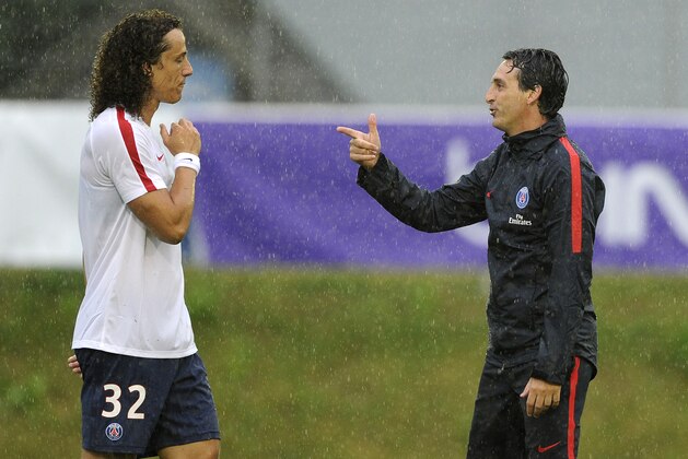 Paris Saint-Germain's new Spanish heach coach Unai Emery (R) gestures towards Paris Saint-Germain's Brazilian defender David Luiz prior to their friendly football match against West Bromwich Albion in Schladming on July 13, 2016. / AFP / SAMUEL KUBANI        (Photo credit should read SAMUEL KUBANI/AFP/Getty Images)