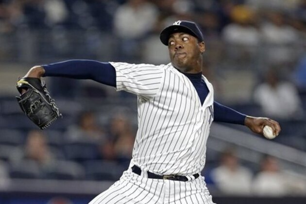 El relevista Aroldis Chapman de los Yanquis de Nueva York lanza ante los Medias Rojas de Boston el domingo 17 de julio de 2016. (AP Foto/Adam Hunger)