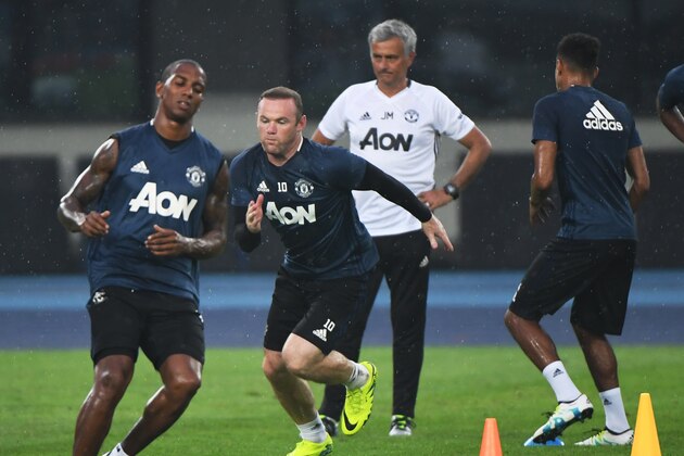 Manchester United's Wayne Rooney (C) sprints as coach Jose Mourinho (back)  looks on during a training session a day before the 2016 International Champions Cup football match between Manchester City and Manchester United, in Beijing on July 24, 2016. / AFP / GREG BAKER        (Photo credit should read GREG BAKER/AFP/Getty Images)