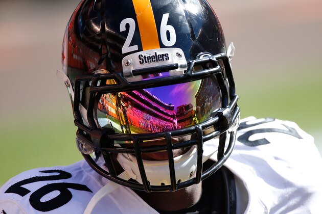 CLEVELAND, OH - OCTOBER 12:  Le'Veon Bell #26 of the Pittsburgh Steelers looks on during the game against the Cleveland Browns at FirstEnergy Stadium on October 12, 2014 in Cleveland, Ohio.  (Photo by Gregory Shamus/Getty Images)