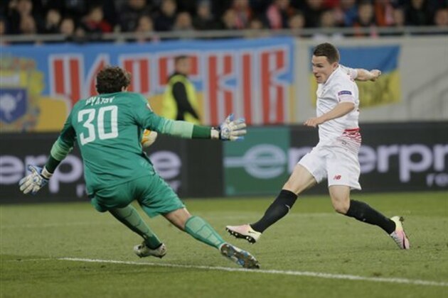 Sevilla’s Kevin Gameiro, right, tries to score past Shakhtar Donetsk goalkeeper Andriy Pyatov during semifinal first leg of the Europa League soccer match, between FC Shakhtar Donetsk and Sevilla at Arena Lviv stadium in Lviv, western Ukraine, Thursday, April  28, 2016. (AP Photo/Efrem Lukatsky)