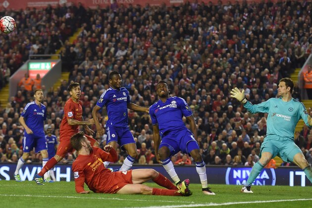Chelsea's Bosnian goalkeeper Asmir Begovic (R) defends his goal during the English Premier League football match between Liverpool and Chelsea at Anfield in Liverpool, north west England on May 11, 2016. / AFP / PAUL ELLIS / RESTRICTED TO EDITORIAL USE. No use with unauthorized audio, video, data, fixture lists, club/league logos or 'live' services. Online in-match use limited to 75 images, no video emulation. No use in betting, games or single club/league/player publications.  /         (Photo credit should read PAUL ELLIS/AFP/Getty Images)