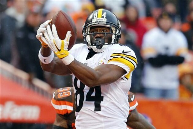 Pittsburgh Steelers wide receiver Antonio Brown catches a touchdown pass against the Cleveland Browns during an NFL football game in Cleveland, Ohio Sunday, Jan. 3, 2016. (Winslow Townson/AP Images for Panini)