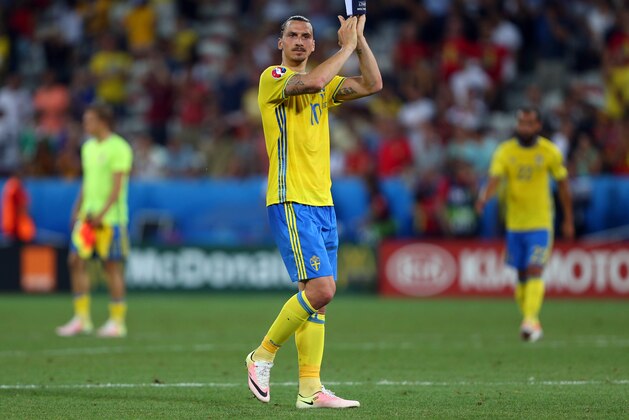 NICE, FRANCE - JUNE 22: Zlatan Ibrahimovich of Sweden applauds after the UEFA EURO 2016 Group E match between Sweden and Belgium at Allianz Riviera Stadium on June 22, 2016 in Nice, France. (Photo by Catherine Ivill - AMA/Getty Images)