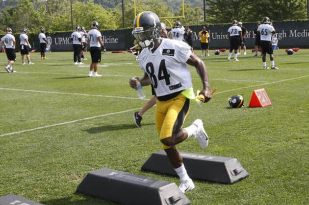 Pittsburgh Steelers wide receiver Antonio Brown (84) goes through  an agility drill during NFL football practice, Tuesday, May 31, 2016, in Pittsburgh. (AP Photo/Keith Srakocic)
