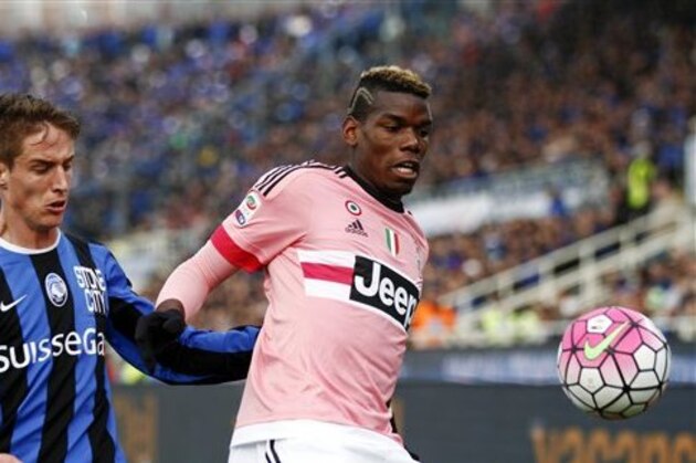 Juventus' Paul Pogba, right, and Atalanta's Andrea Conti run for the ball during a Serie A soccer match in Bergamo, Italy, Sunday, March 6, 2016. (AP Photo/Felice Calabro')