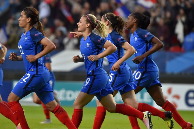 France's forward Eugenie Le Sommer (C) celebrates with teammates after scoring during the Women Euro 2017 qualifying match France vs Greece, at the Roazhon park stadium in Rennes on June 3, 2016. / AFP / LOIC VENANCE        (Photo credit should read LOIC VENANCE/AFP/Getty Images)