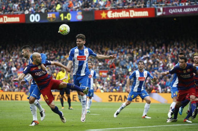 FC Barcelona's Javier Mascherano, second left, duels for the ball against Espanyol's Ruben Duarte, left, during a Spanish La Liga soccer match between FC Barcelona and Espanyol at the Camp Nou stadium in Barcelona, Spain, Sunday, May 8, 2016. (AP Photo/Manu Fernandez)