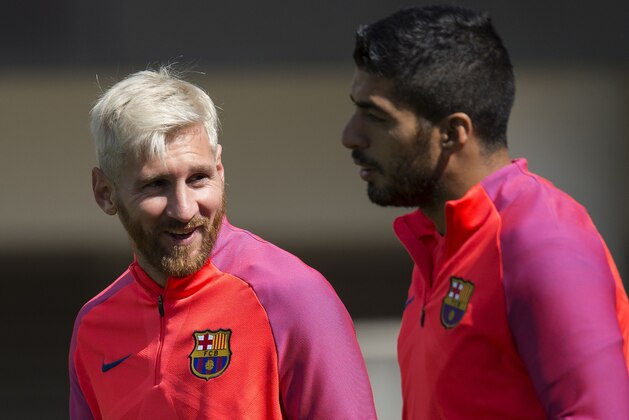 Barcelona's Argentinian forward Lionel Messi (L) and Barcelona's Uruguayan forward Luis Suarez arrive to take part in a team training session at St George's Park near Burton-on-Trent, central England, on July 27, 2016.
Barcelona are taking part in a five-day training camp at the English Football Association's national football centre, ahead of their 2016 International Champions Cup fixtures against Celtic in Dublin on July 30, and Liverpool at Wembley on August 6. / AFP / OLI SCARFF        (Photo credit should read OLI SCARFF/AFP/Getty Images)