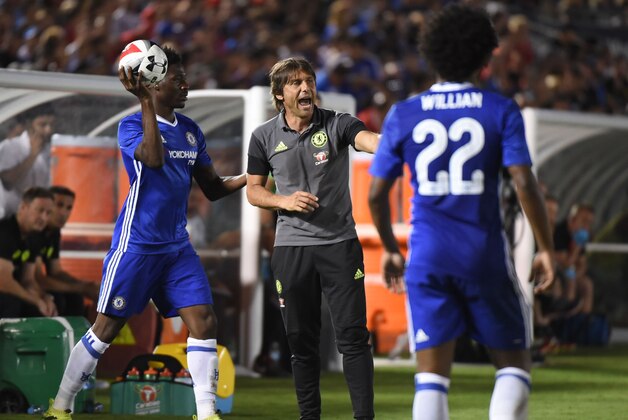 Chelsea coach Antonio Conte (C) gestures during their International Champions Cup (ICC) game against Liverpool at the Rose Bowl Stadium in Pasadena, California on July 27, 2016. 
Chelsea won 1-0. / AFP / Mark Ralston        (Photo credit should read MARK RALSTON/AFP/Getty Images)