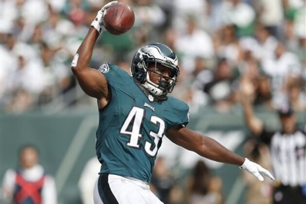 Darren Sproles, de los Eagles de Filadelfia, festeja luego de anotar ante los Jets de Nueva York en el segundo cuarto del encuentro realizado el doming 27 de septiembre de 2015 (AP Foto/Adam Hunger)