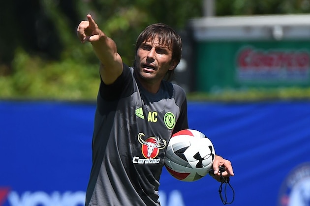 New Chelsea coach Antonio Conte (R) gestures during a training session before their International Champions Cup (ICC) game against Liverpool, at the UCLA Campus in Westwood, California on July 26, 2016.  
The two teams will meet at the Rose Bowl on July 27, 2016. / AFP / Mark Ralston        (Photo credit should read MARK RALSTON/AFP/Getty Images)