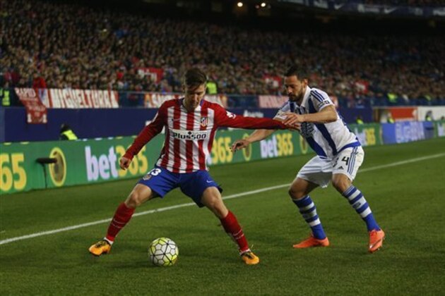 Atletico Madrid's Luciano Vietto, left, vies for the ball with Real Sociedad's Alberto de la Bella during a Spanish La Liga soccer match between Atletico Madrid and Real Sociedad at the Vicente Calderon stadium in Madrid, Tuesday, March 1, 2016. (AP Photo/Francisco Seco)