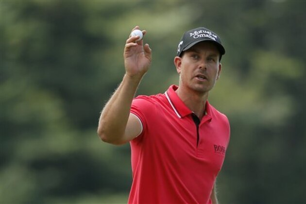 Henrik Stenson waves to the crowd after his putt on the 18th hole during the second round of the PGA Championship golf tournament at Baltusrol Golf Club in Springfield, N.J., Friday, July 29, 2016. (AP Photo/Tony Gutierrez)