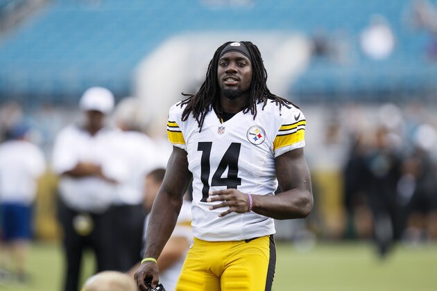 JACKSONVILLE, FL - AUGUST 14: Wide Receiver Sammie Coates #14 of the Pittsburgh Steelers during a preseason game against the Jacksonville Jaguars at EverBank Field on August 14, 2015 in Jacksonville, Florida. The Jaguars defeated the Steelers 23 to 21. (Photo by Don Juan Moore/Getty Images)