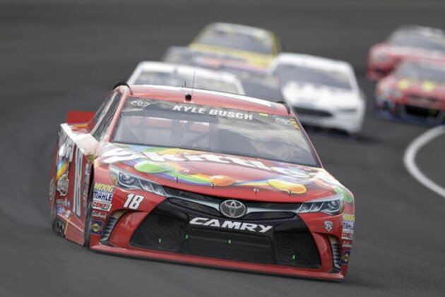 Kyle Busch (18) drives through the first turn during the Brickyard 400 NASCAR Sprint Cup auto race at Indianapolis Motor Speedway in Indianapolis, Sunday, July 24, 2016. (AP Photo/Michael Conroy)