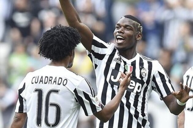 Juventus' Paul Pogba, right, celebrates with teammate Juan Cuadrado after scoring during a Serie A soccer match agianst Palermo, at the Juventus Stadium in Turin, Italy, Sunday, April 17, 2016. (Andrea Di Marco/ANSA via AP)