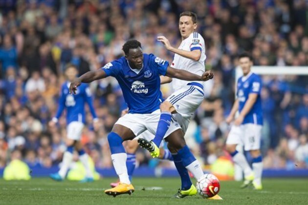 Everton's Romelu Lukaku, left, fights for the ball against Chelsea's Nemanja Matic during the English Premier League soccer match between Everton and Chelsea at Goodison Park Stadium, Liverpool, England, Saturday Sept. 12, 2015. (AP Photo/Jon Super)