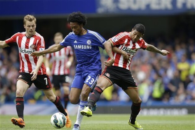 Chelsea's Juan Cuadrado, center, competes for the ball with Sunderland's Patrick van Aanholt, right, and Sebastian Larsson during the English Premier League soccer match between Chelsea and Sunderland at Stamford Bridge stadium in London, Sunday, May 24, 2015. (AP Photo/Matt Dunham)