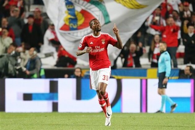 Benfica’s Anderson Talisca celebrates his side's equalizing goal during the Champions League quarterfinal second leg soccer match between SL Benfica and Bayern Munich at the Luz stadium in Lisbon Wednesday, April 13, 2016. (AP Photo/Armando Franca)