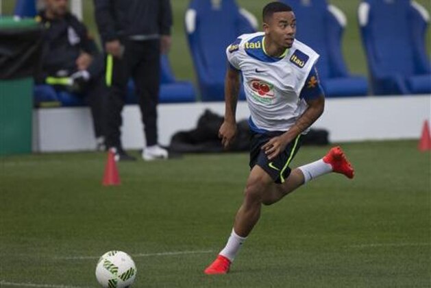 Brazil's Gabriel Jesus runs with the ball during a practice session at the Granja Comary training center ahead of the Olympic games in Teresopolis, Brazil, Tuesday, July 19, 2016. (AP Photo/Leo Correa)